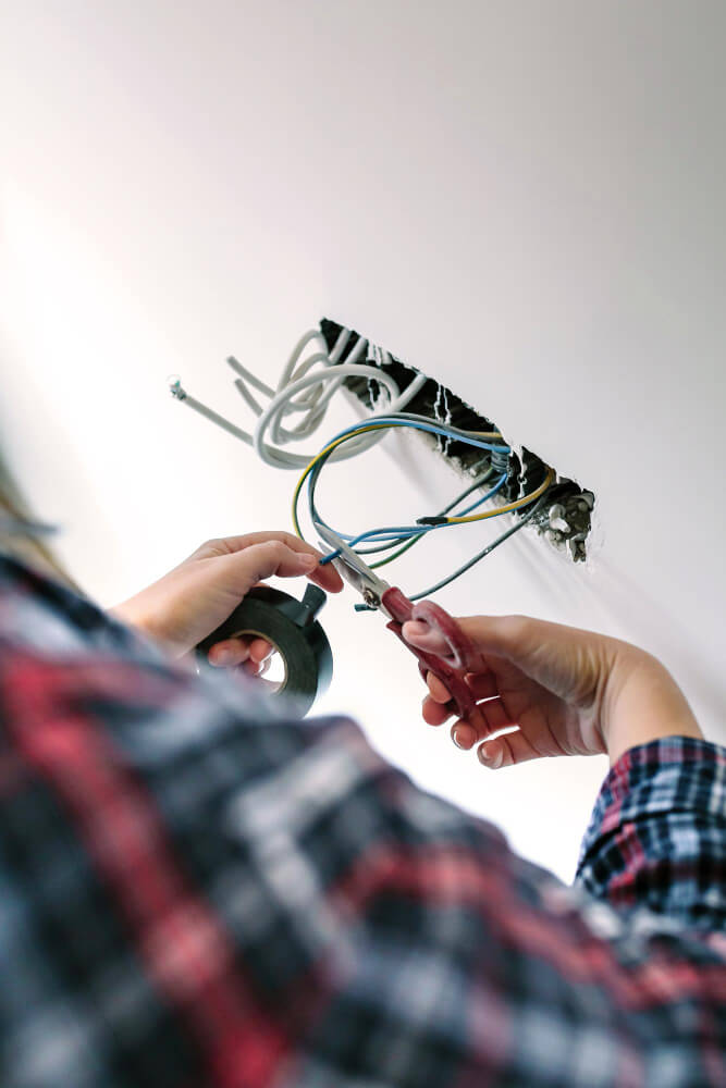 ¿Tienes la potencia de luz mal ajustada? 7 de cada 10 españoles pagan de más